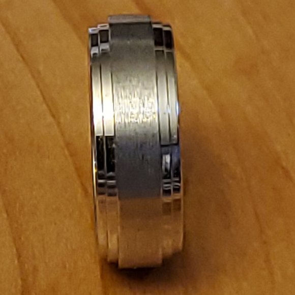 New Confort Fit Benchmark Signed Ring Floor Sample - Picture 3 of 6